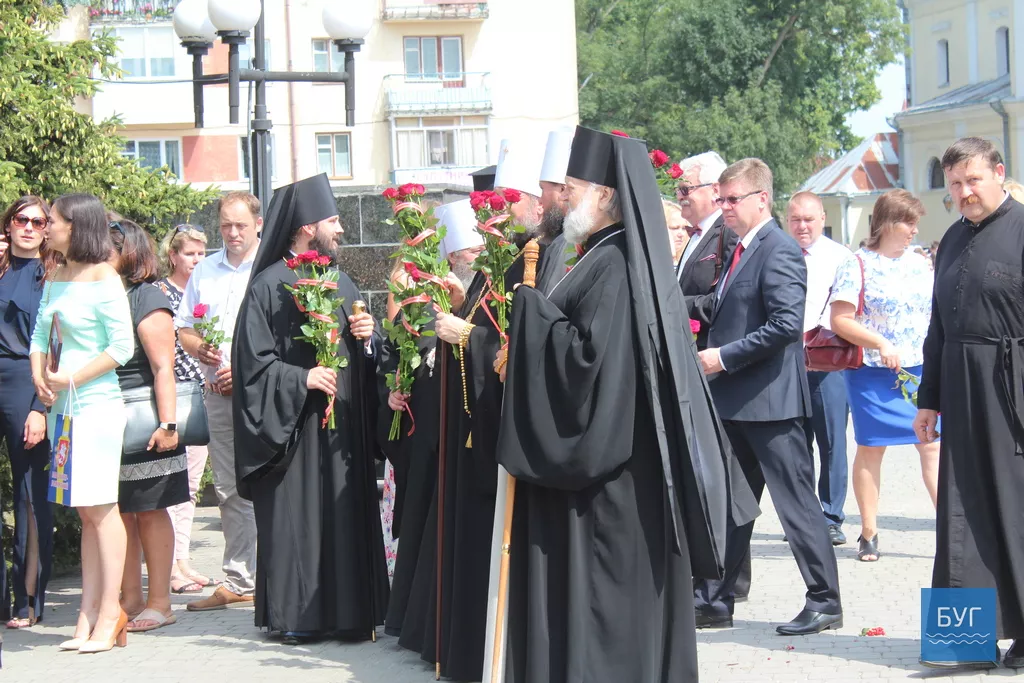 В День міста у Володимирі-Волинському поклали квіти до меморіалів загиблим героям 20