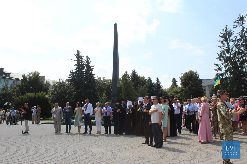В День міста у Володимирі-Волинському поклали квіти до меморіалів загиблим героям 28