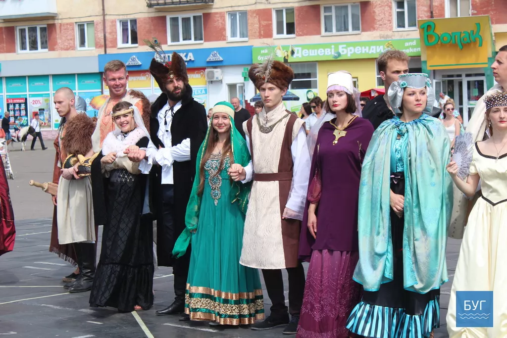 В День міста у Володимирі-Волинському поклали квіти до меморіалів загиблим героям 10