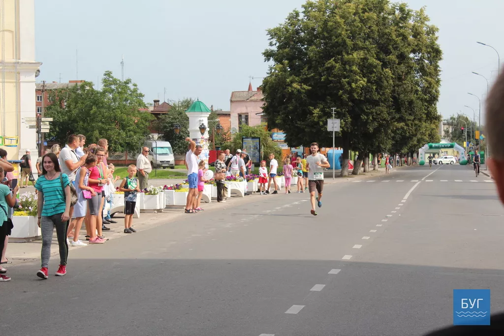 У Володимирі-Волинському у забігові на 5 кілометрів взяло участь більше 140 людей 9