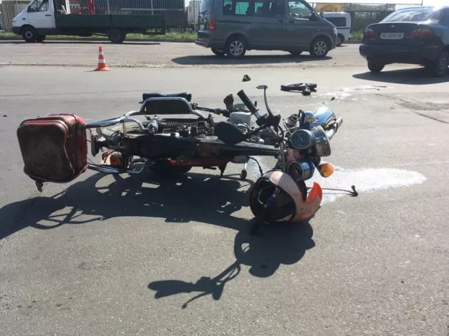 У Луцьку мотоцикл з трьома людьми виїхав на зустрічну та влетів у автівку 2