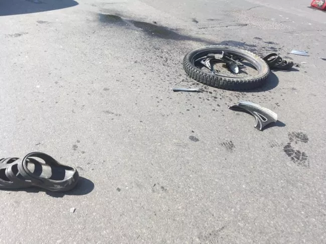 У Луцьку мотоцикл з трьома людьми виїхав на зустрічну та влетів у автівку 5