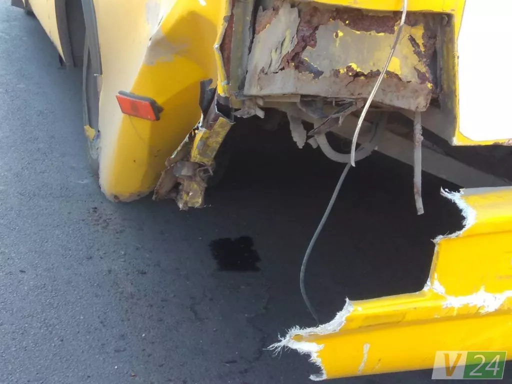 У маршрутку в Луцьку в'їхав автомобіль 4