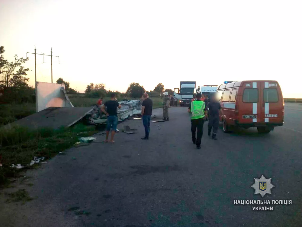 Смертельне ДТП на Полтавщині: водій врізався в зупинку 4