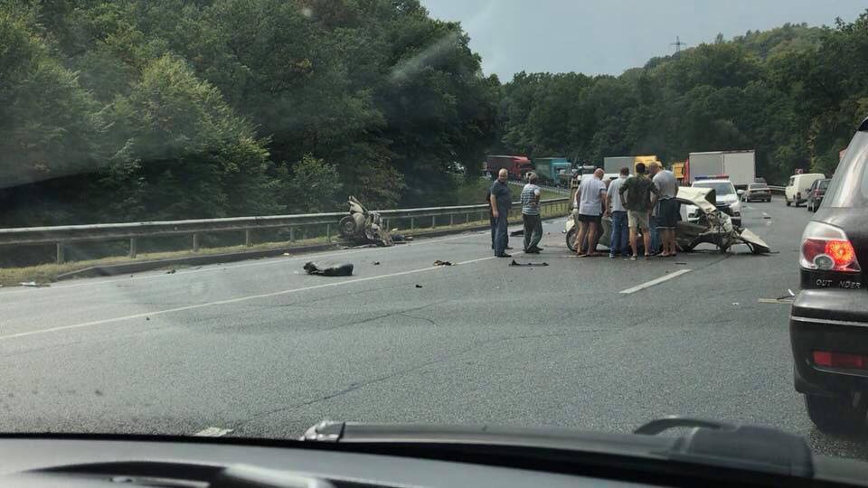 ДТП під Львовом: від зіткнення «ВАЗ» розірвало на частини 2