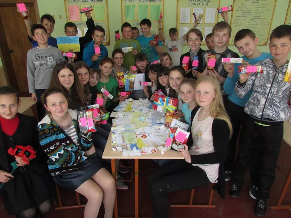 Добро руками дітей: Учні нововолинської школи здають макулатуру та допомагають бійцям на Сході 11