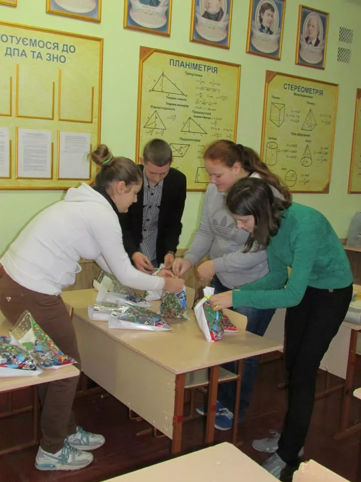 Добро руками дітей: Учні нововолинської школи здають макулатуру та допомагають бійцям на Сході 13