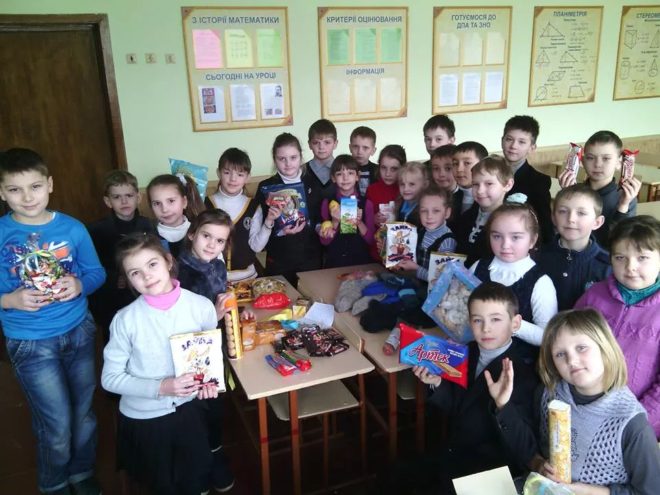 Добро руками дітей: Учні нововолинської школи здають макулатуру та допомагають бійцям на Сході 16