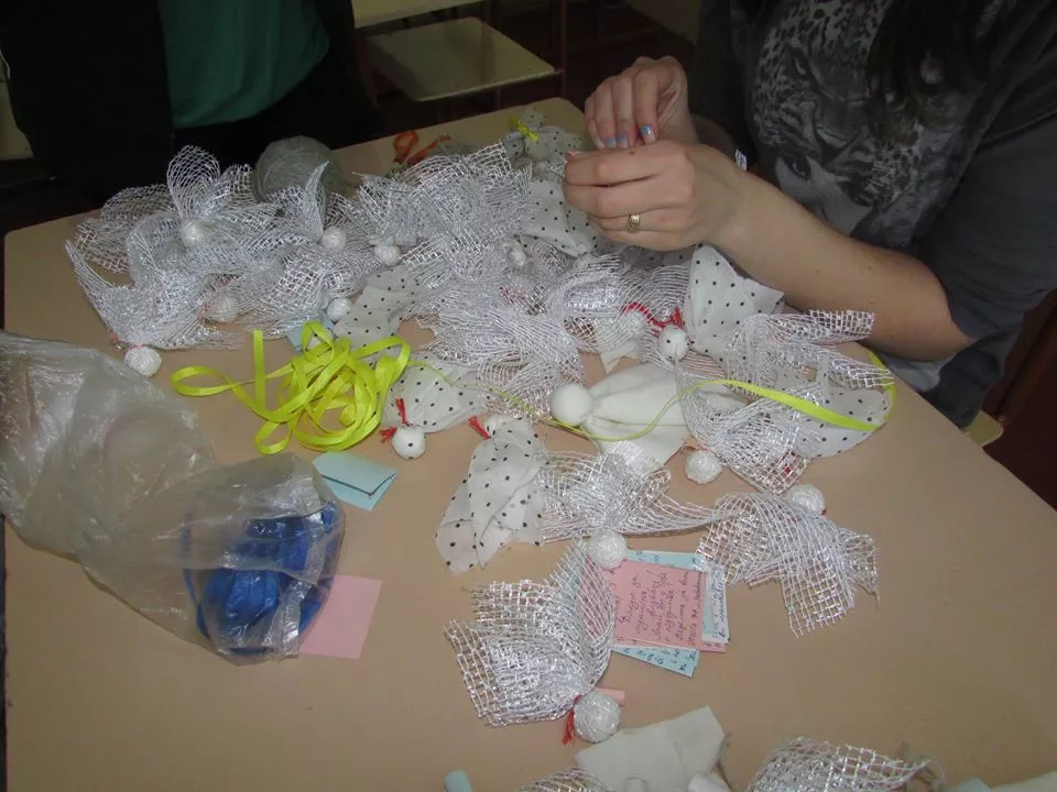 Добро руками дітей: Учні нововолинської школи здають макулатуру та допомагають бійцям на Сході 18