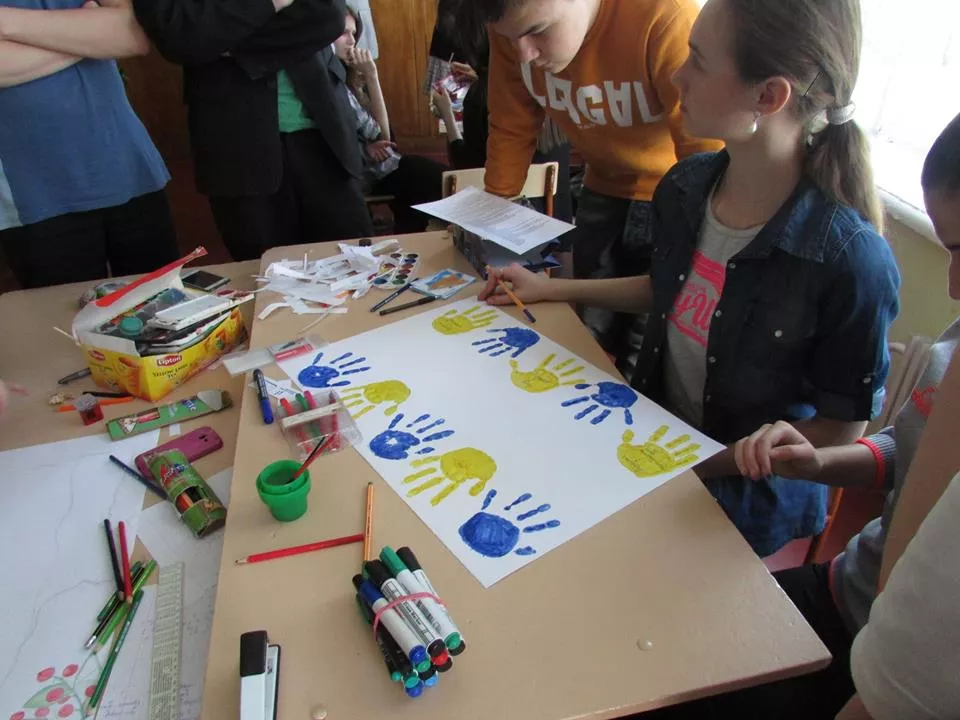 Добро руками дітей: Учні нововолинської школи здають макулатуру та допомагають бійцям на Сході 19