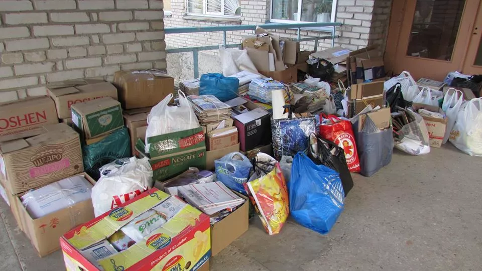 Добро руками дітей: Учні нововолинської школи здають макулатуру та допомагають бійцям на Сході 6