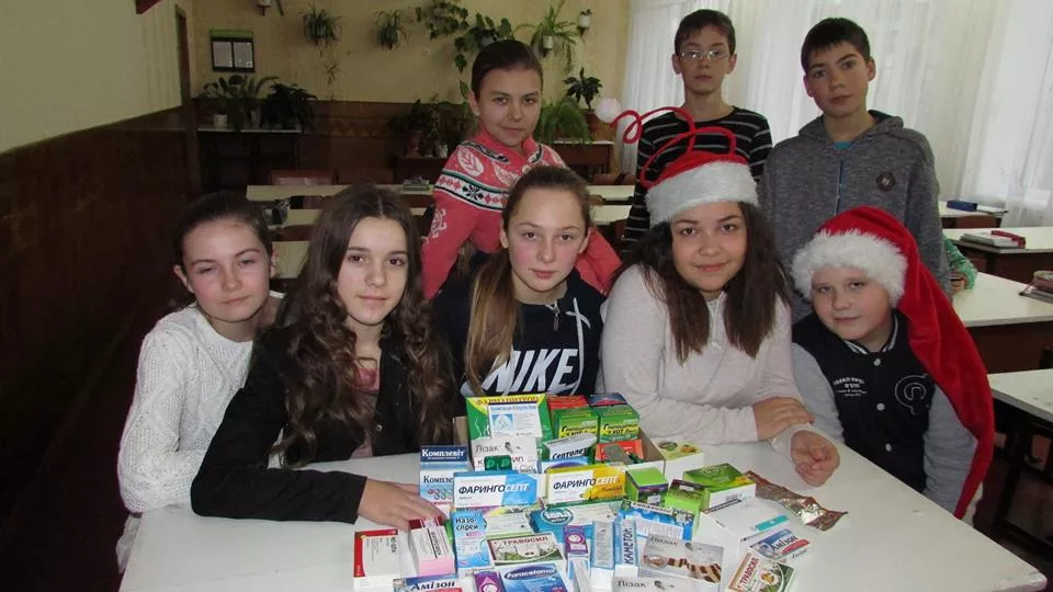 Добро руками дітей: Учні нововолинської школи здають макулатуру та допомагають бійцям на Сході 23