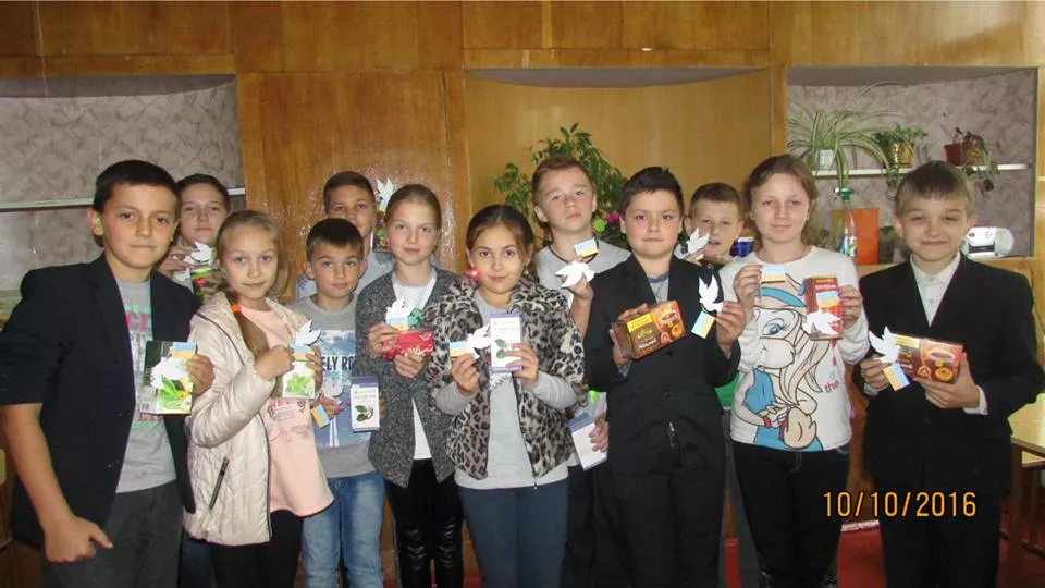 Добро руками дітей: Учні нововолинської школи здають макулатуру та допомагають бійцям на Сході 26