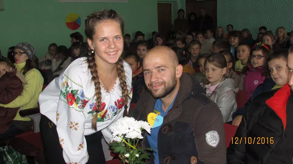 Добро руками дітей: Учні нововолинської школи здають макулатуру та допомагають бійцям на Сході 29