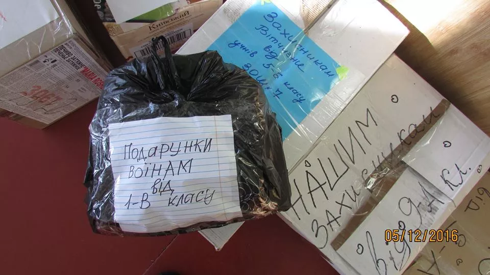 Добро руками дітей: Учні нововолинської школи здають макулатуру та допомагають бійцям на Сході 35