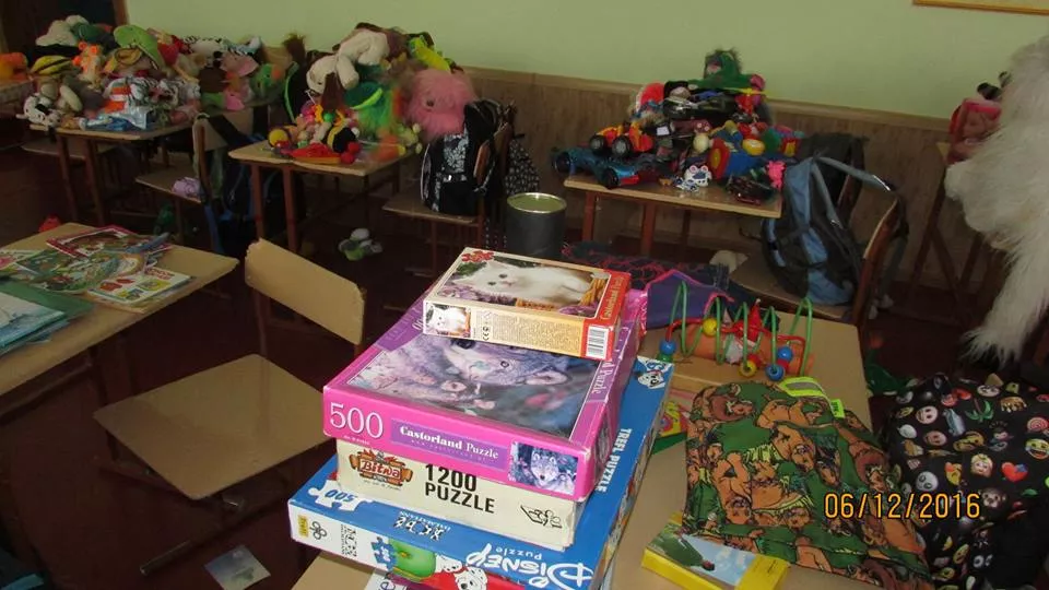 Добро руками дітей: Учні нововолинської школи здають макулатуру та допомагають бійцям на Сході 7