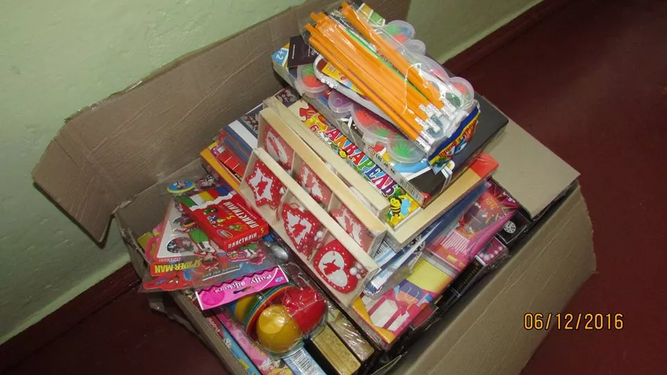 Добро руками дітей: Учні нововолинської школи здають макулатуру та допомагають бійцям на Сході 36