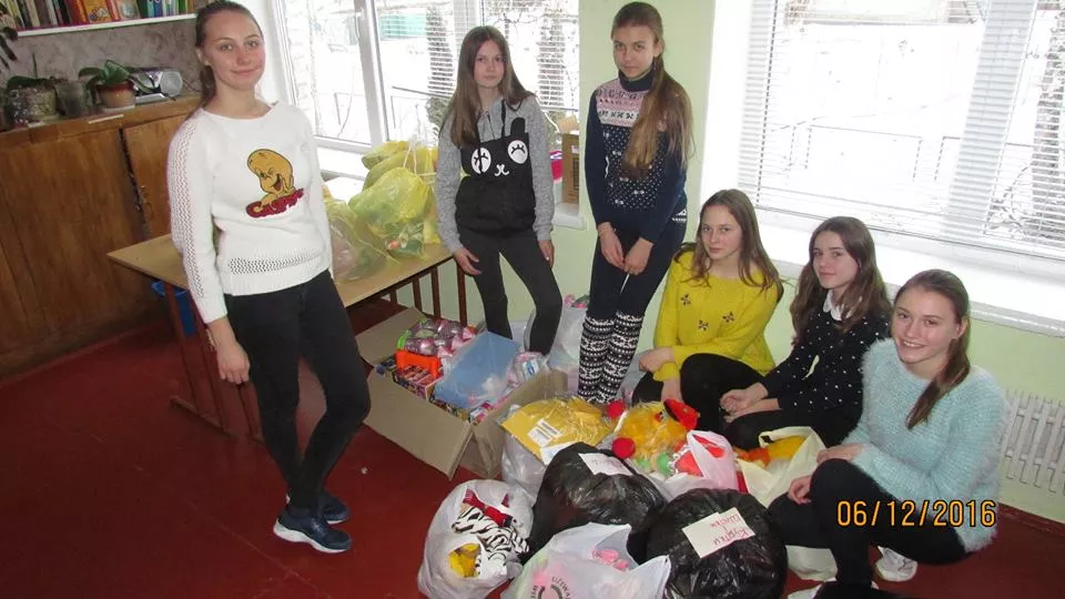 Добро руками дітей: Учні нововолинської школи здають макулатуру та допомагають бійцям на Сході 37