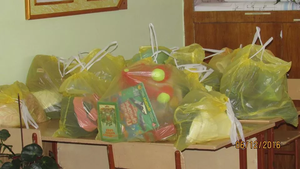 Добро руками дітей: Учні нововолинської школи здають макулатуру та допомагають бійцям на Сході 38