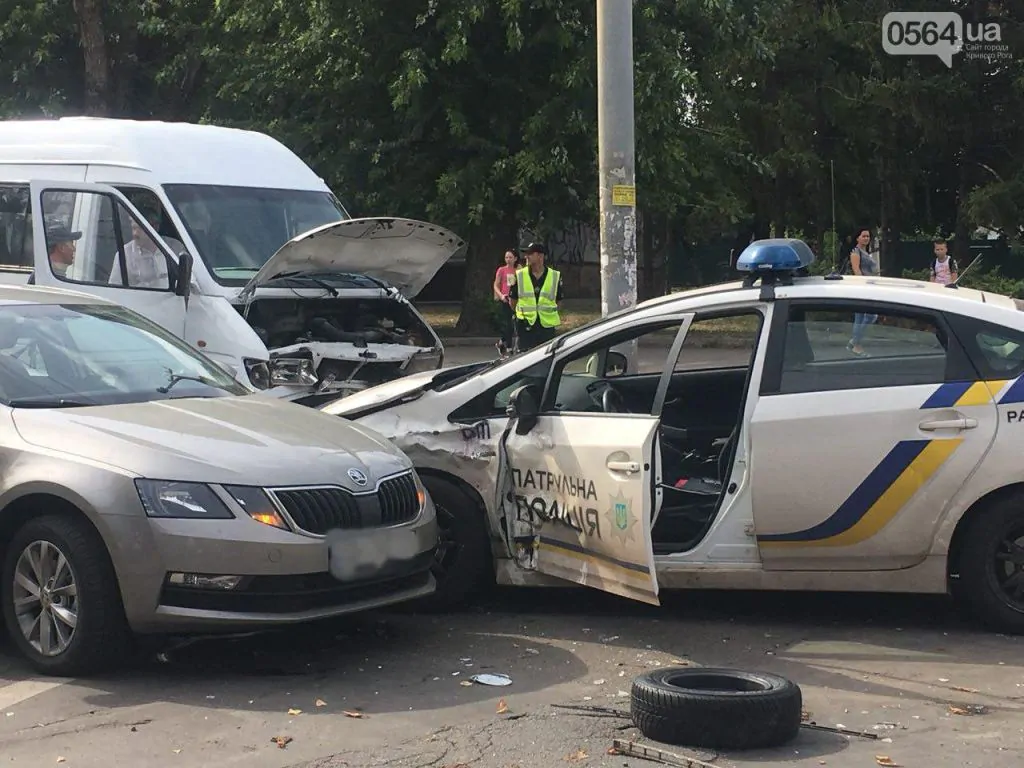 Поліцейська «Toyota», «Жигулі», «Skoda» та маршрутка в Кривому Розі потрапили в масштабну ДТП 4