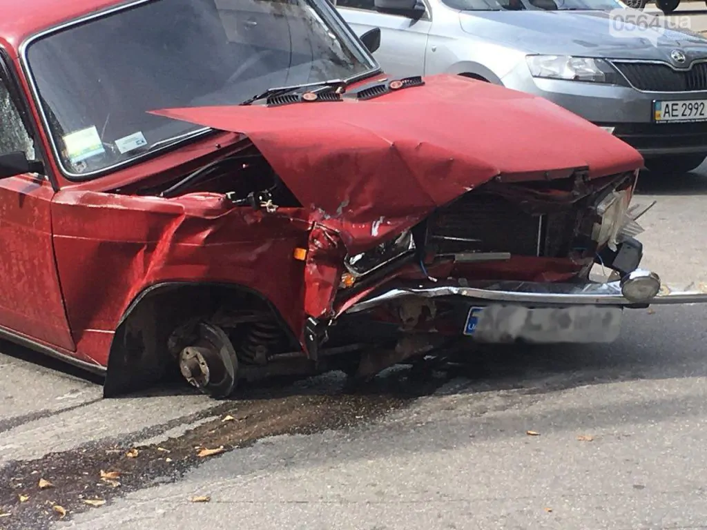 Поліцейська «Toyota», «Жигулі», «Skoda» та маршрутка в Кривому Розі потрапили в масштабну ДТП 3