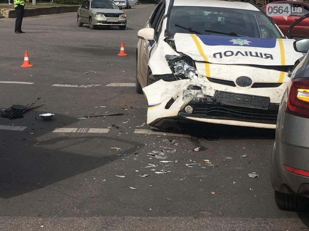 Поліцейська «Toyota», «Жигулі», «Skoda» та маршрутка в Кривому Розі потрапили в масштабну ДТП 5