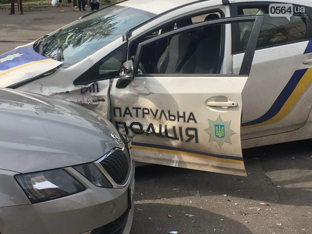Поліцейська «Toyota», «Жигулі», «Skoda» та маршрутка в Кривому Розі потрапили в масштабну ДТП 2