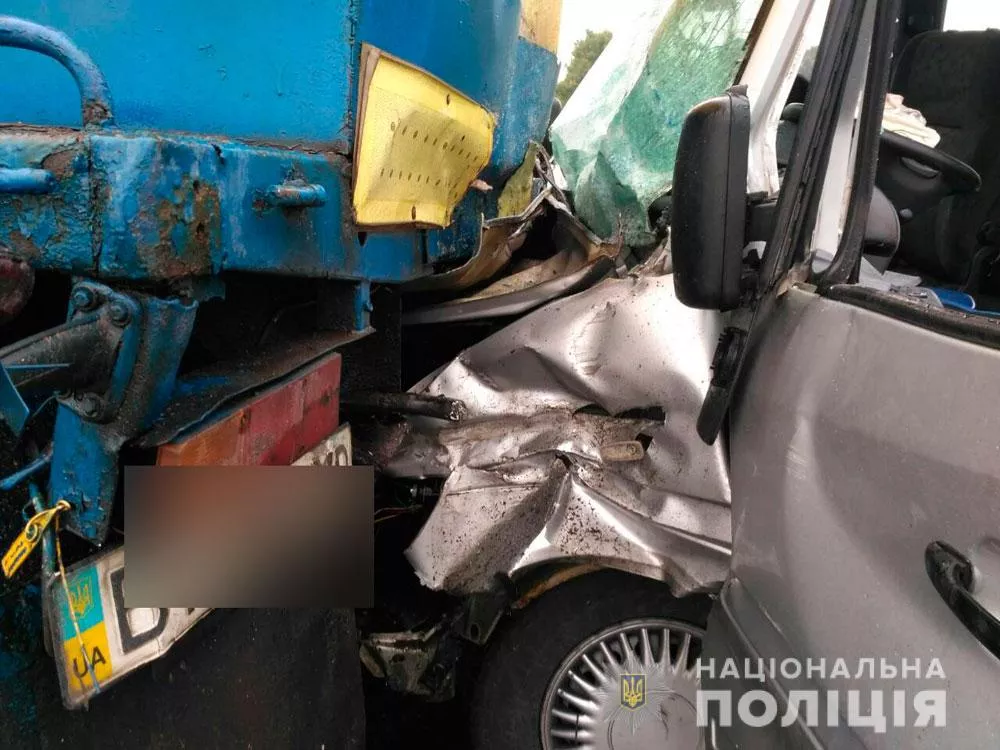 На Полтавщині маршрутка зіткнулася з молоковозом 3