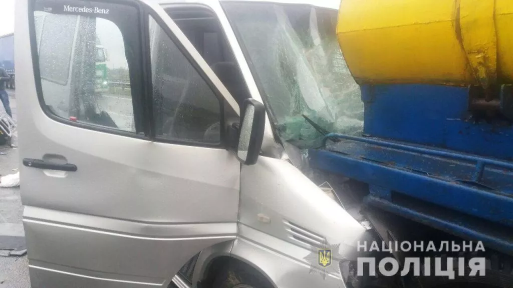 На Полтавщині маршрутка зіткнулася з молоковозом 2