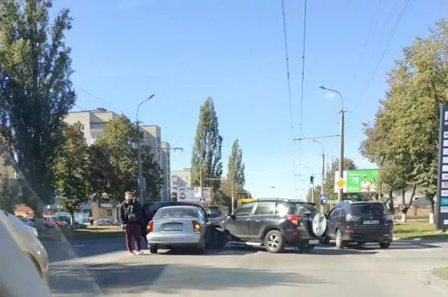 ДТП у Луцьку: не розминулися кросовер і легковик 3