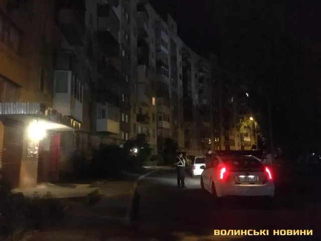 У Луцьку молодик розбив скло в автомобілі патрульних 1