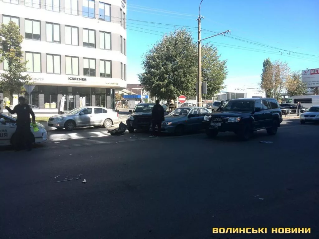 ДТП у Луцьку: не розминулися кросовер і легковик 2