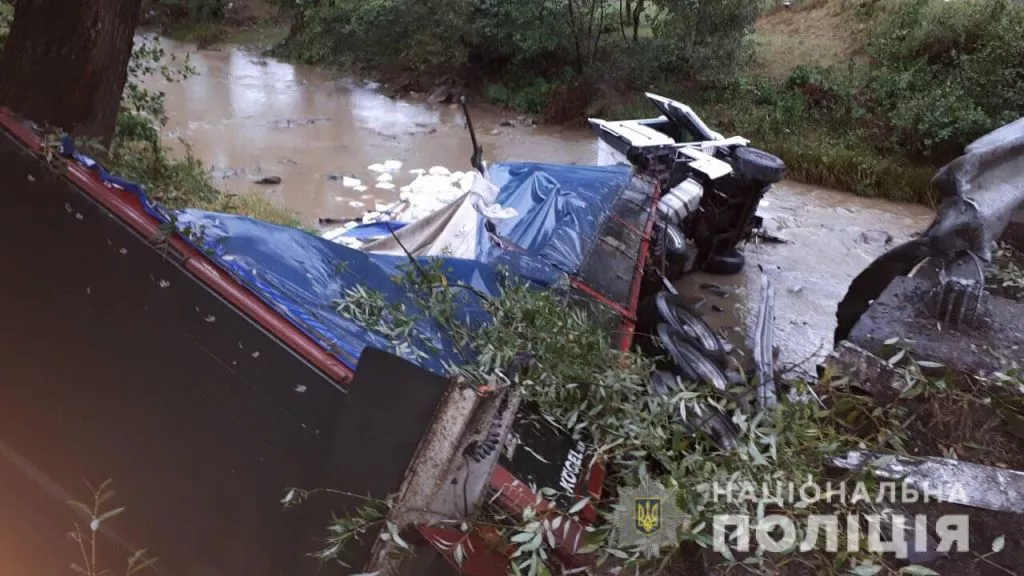 На Закарпатті вантажівка злетіла з мосту: водій загинув на місці 1