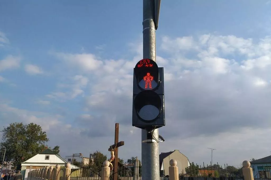 На одному з головних перехресть у Володимирі-Волинському замінили раніше вкрадений світлофор 2