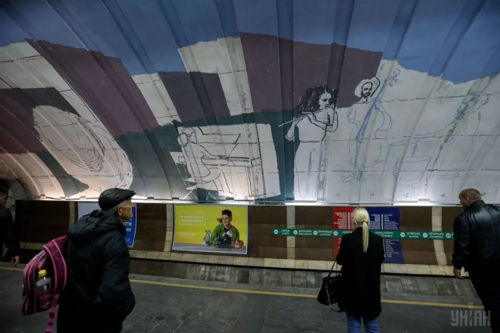 Вандали зіпсували мурал, що створюють у Києві на станції метро «Осокорки» відомі художники 2