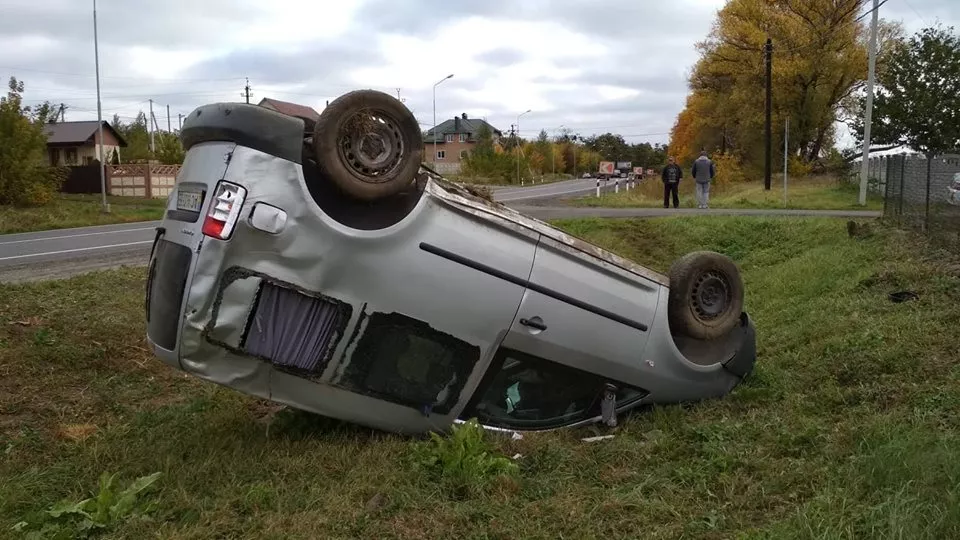 Під Луцьком автомобіль злетів у кювет 4