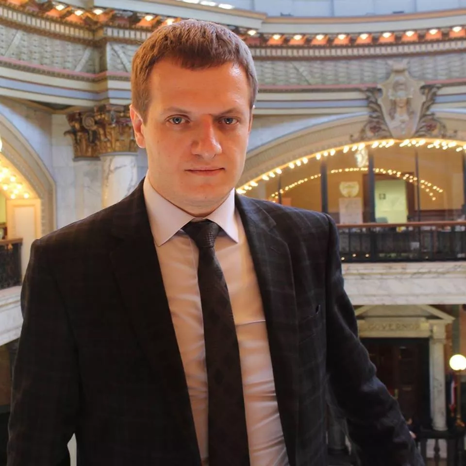 «Їй ті гроші навмисне всунули»: Посадовицю Устилузької ОТГ, яка ховала хабарі у бюстгалтері, залишили на посаді 4