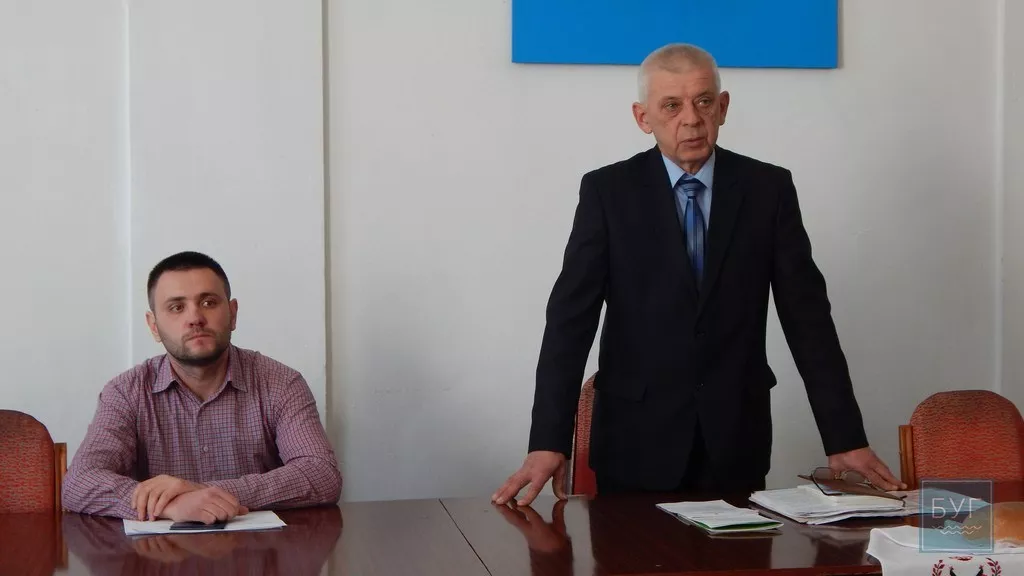 «Їй ті гроші навмисне всунули»: Посадовицю Устилузької ОТГ, яка ховала хабарі у бюстгалтері, залишили на посаді 3