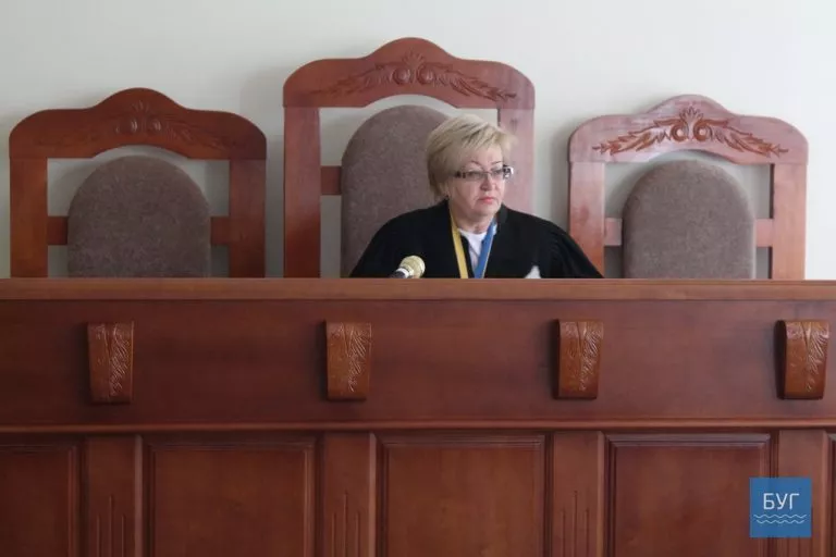 «Їй ті гроші навмисне всунули»: Посадовицю Устилузької ОТГ, яка ховала хабарі у бюстгалтері, залишили на посаді 2