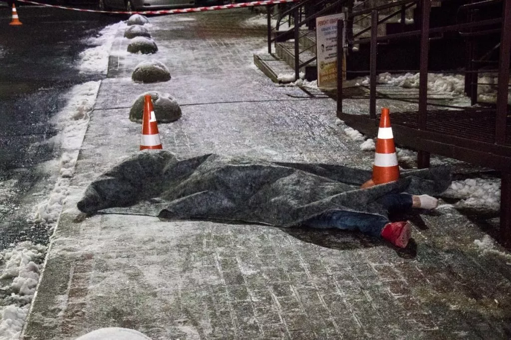 У Києві хлопець викинувся з вікна 19 поверху і ледь не вбив пішохода 2