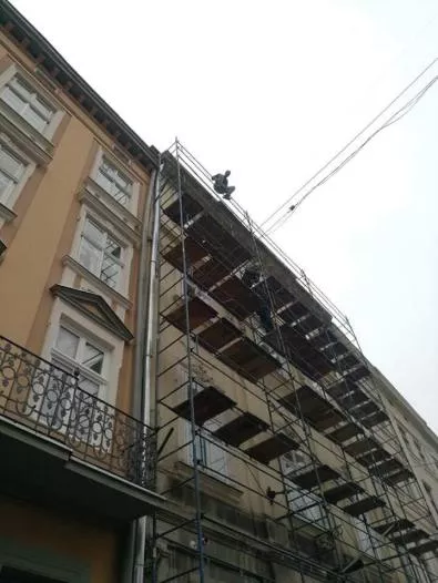 У центрі Львова іноземець намагався вчинити самогубство 2