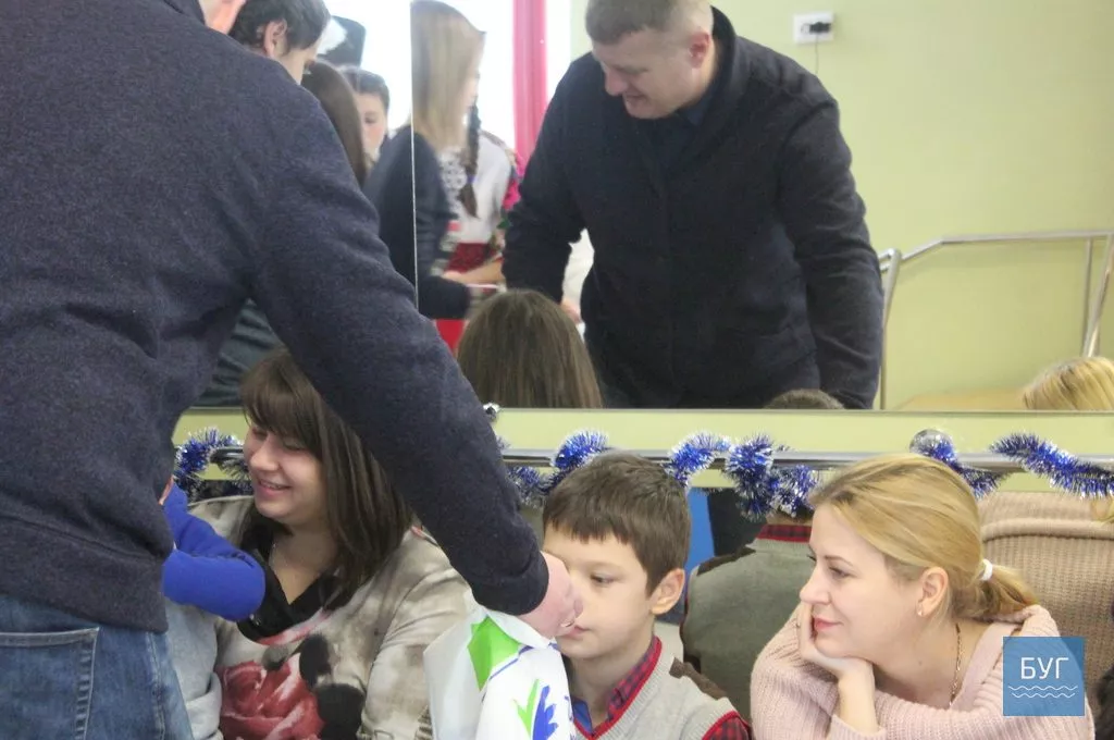 У Прибужжі святий Миколай та його «помічники» роздавали солодощі 4