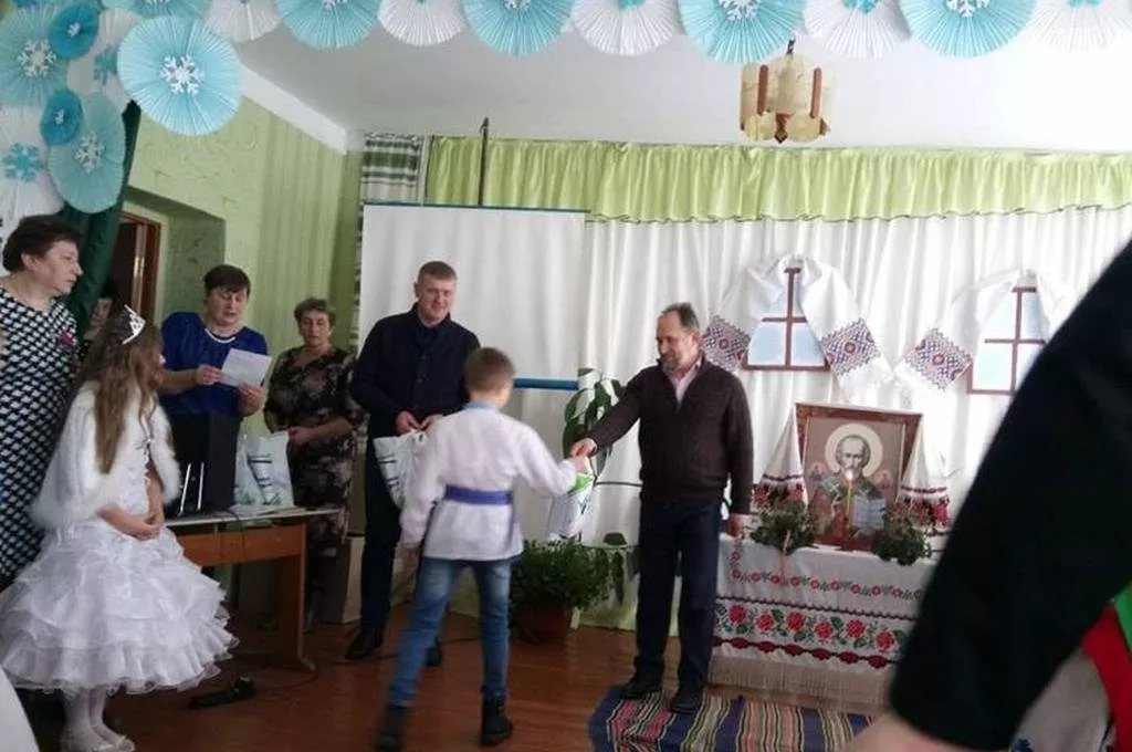 У Прибужжі святий Миколай та його «помічники» роздавали солодощі 19