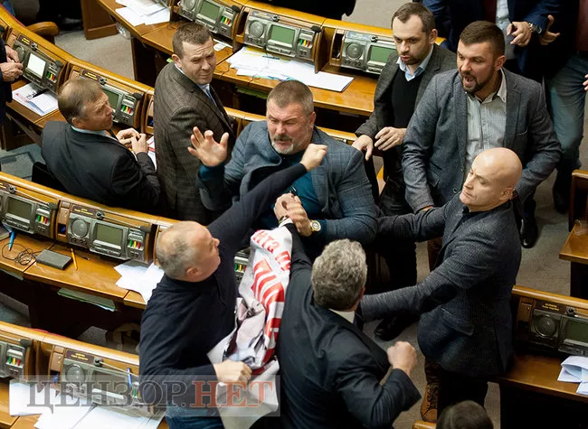 У ВРУ Гузь побився з Шуфричем через зірваний плакат 5