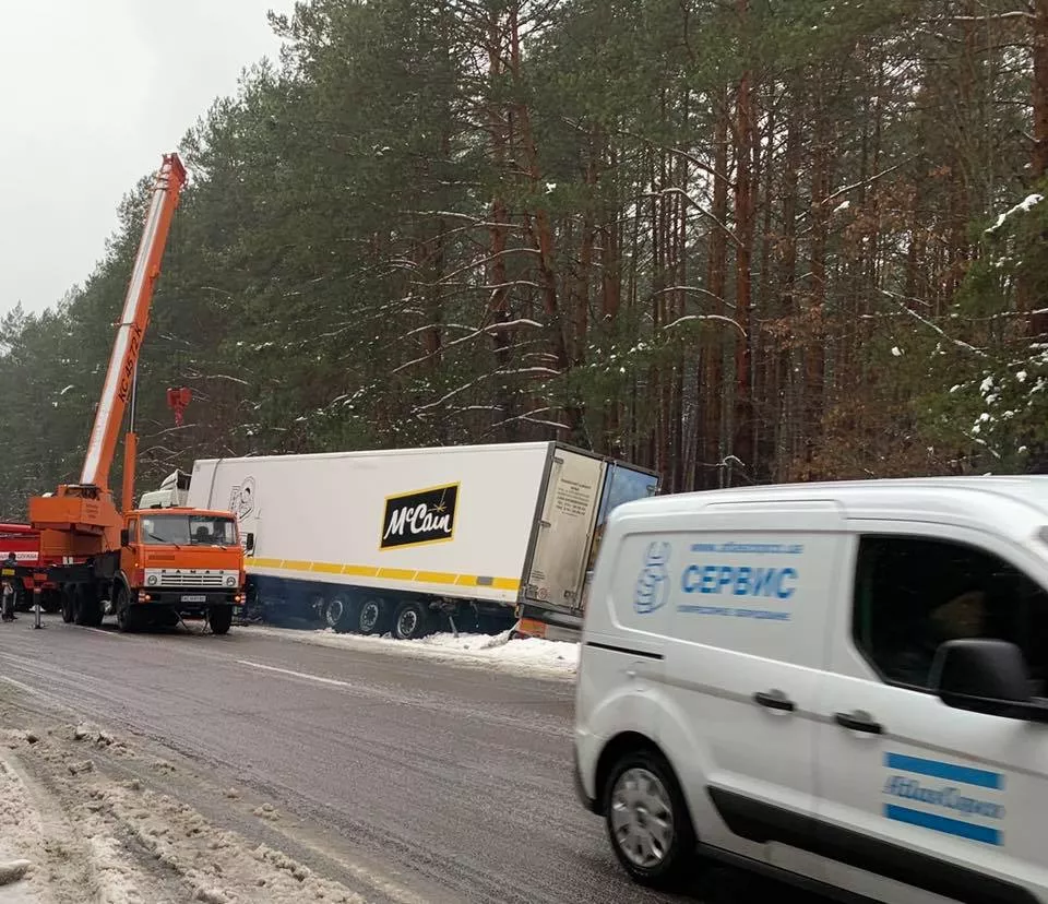 На трасі Ковель–Київ виник затор через сніг та аварії 2