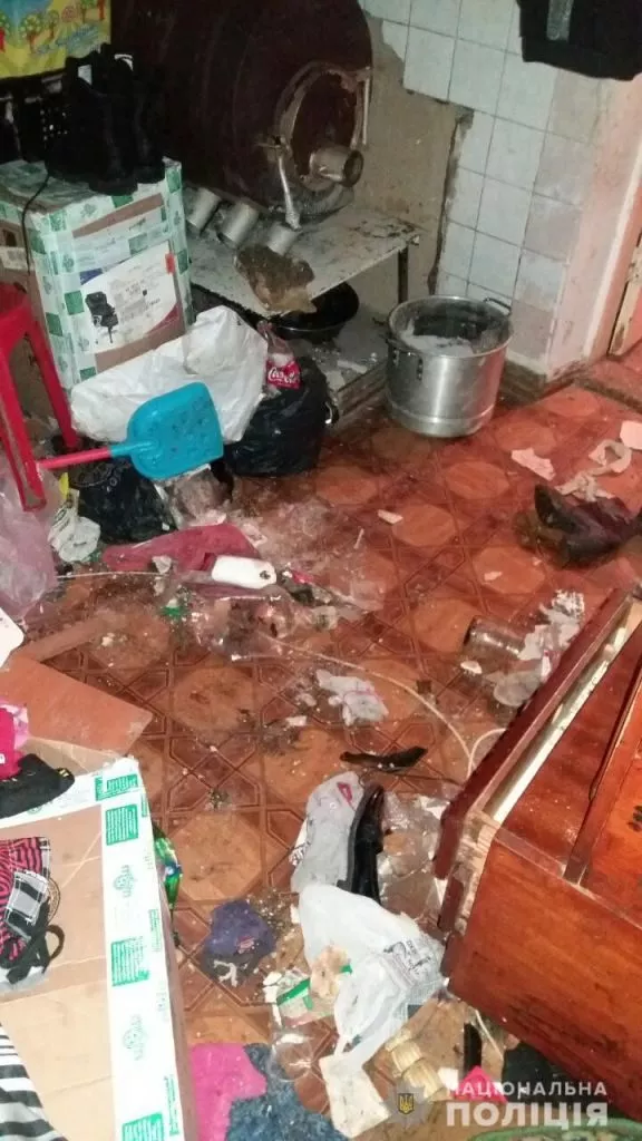 Горе-мати з Одещини покинула трьох дітей без їжі 2