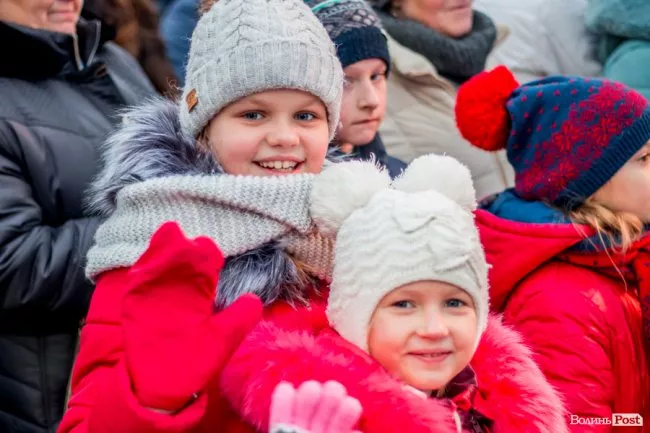 У Луцьку урочисто засвітили головну ялинку міста 1