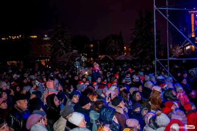 У Луцьку урочисто засвітили головну ялинку міста 11