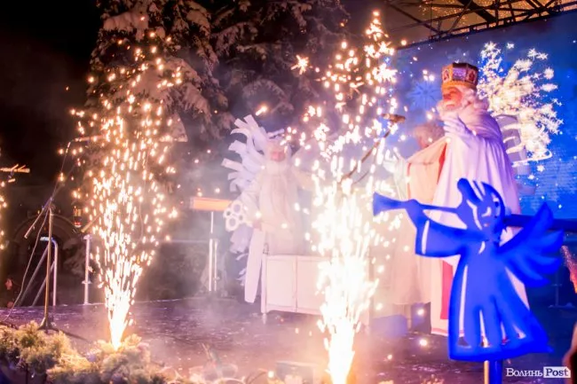 У Луцьку урочисто засвітили головну ялинку міста 12