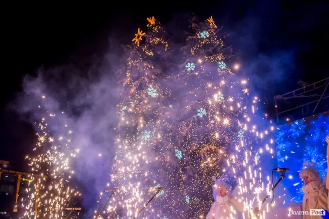 У Луцьку урочисто засвітили головну ялинку міста 13